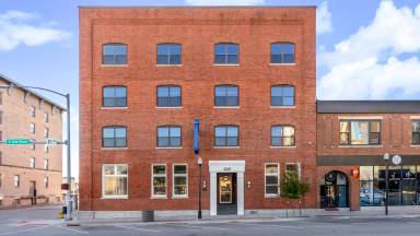 Main picture of 225 E 2nd St