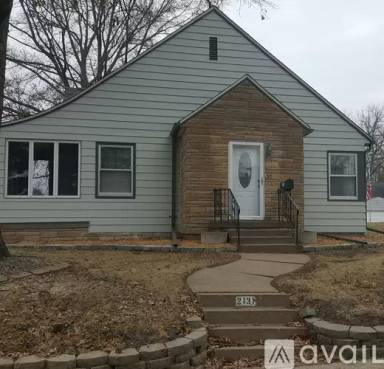 Main picture of 2131 N Howell St