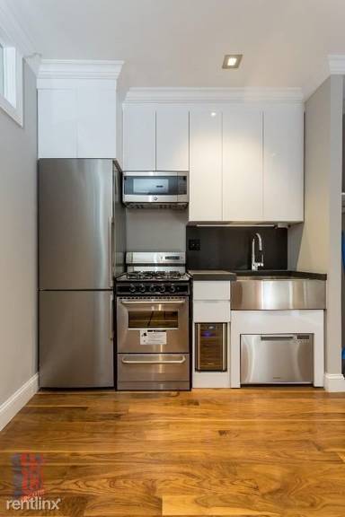 Main picture of 221 E 23rd St