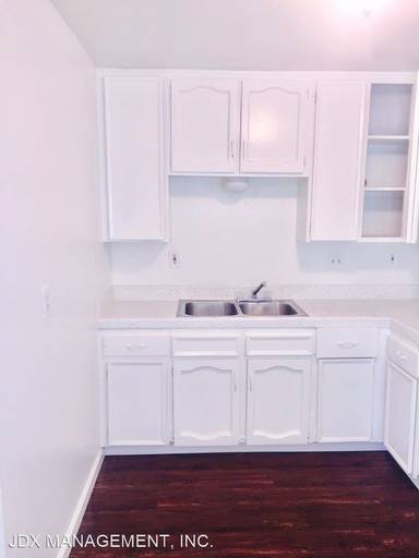 Main picture of 575 Moss St