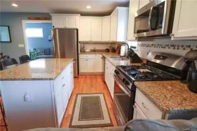 Main picture of 33 Ticonderoga Rd