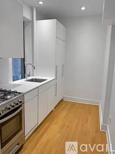 Main picture of 242 W 10th St