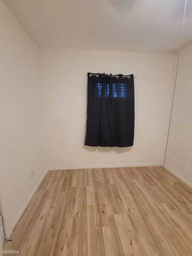 Main picture of 115 W 10th St