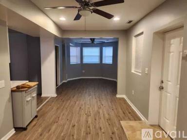 Main picture of 950 N Ridgeway Ave