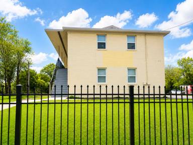 Main picture of 1043 College St