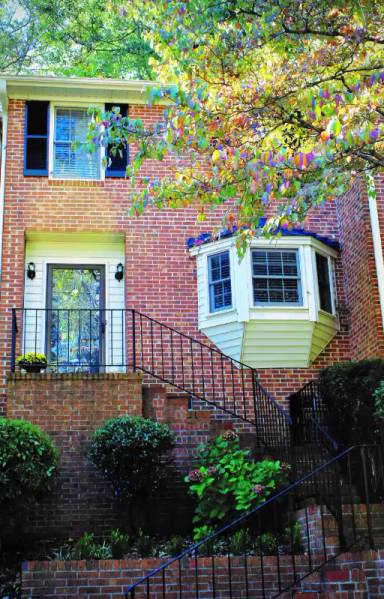 Main picture of 900 N Main St