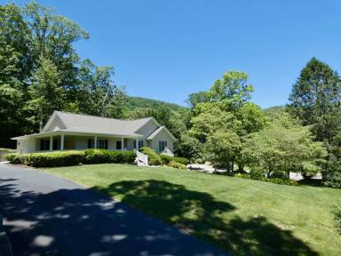 Main picture of 2 W Maple Dr