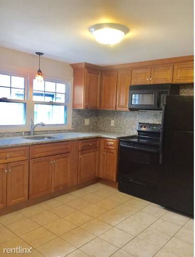 Main picture of 557 Main St