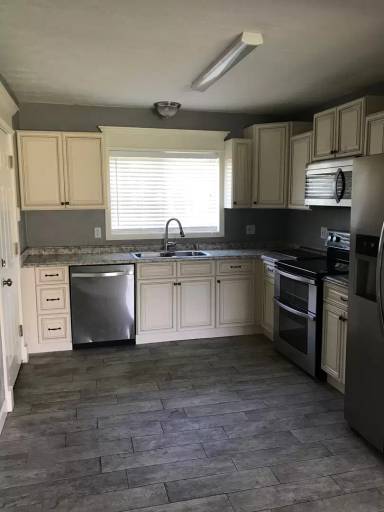 Main picture of 132 W Suwannee Ln