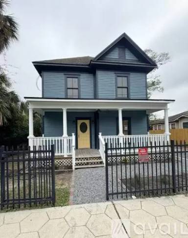 Main picture of 30 W 12th St