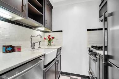 Main picture of 120 E 36th St