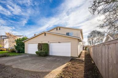 Main picture of 2624 E 6th St