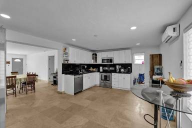 Main picture of 901 NE 6th St