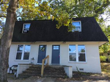 Main picture of 215 Woodlawn Dr