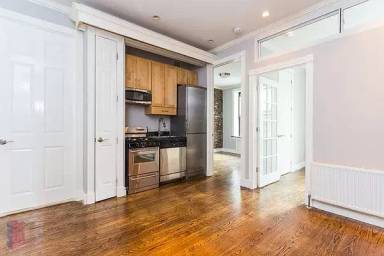 Main picture of 47 E 1st St