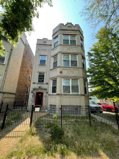 Main picture of 7534 N Claremont Ave