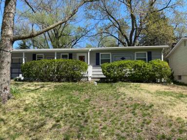 Main picture of 914 Lawrence Ave
