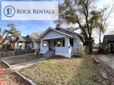 Main picture of 325 W 6th Ave