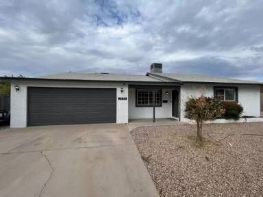 Main picture of 2130 E Greenway Dr