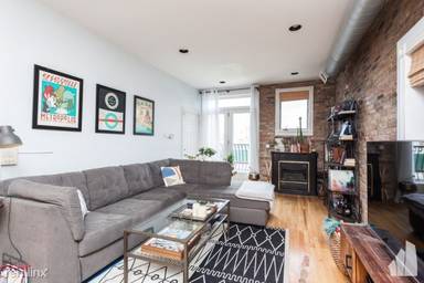 Main picture of 821 N Milwaukee Ave