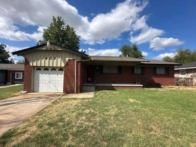 Main picture of 407 W Fairchild Dr