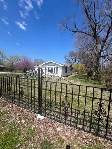 Main picture of 1833 W Smith St