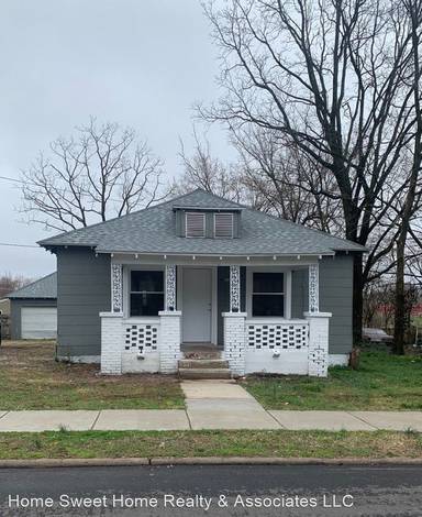 Main picture of 936 S Douglas Ave