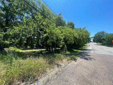 Main picture of 910 N Houston Ave