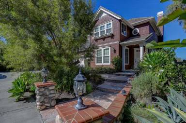 Main picture of 1 Chimney Ln