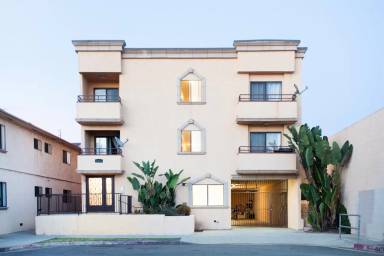 Main picture of 1510 S Barrington Ave