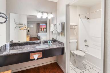 Main picture of 4710 Lake Washington Blvd NE