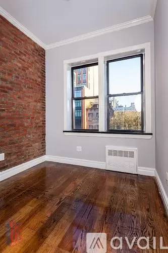 Main picture of 4 W 14th St
