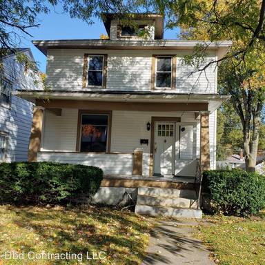 Main picture of 320 W Oakdale Dr