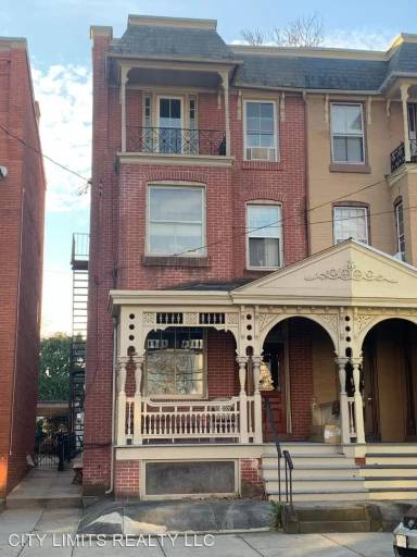 Main picture of 652 W Chestnut St