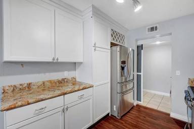 Main picture of 7641 Allerton Ave