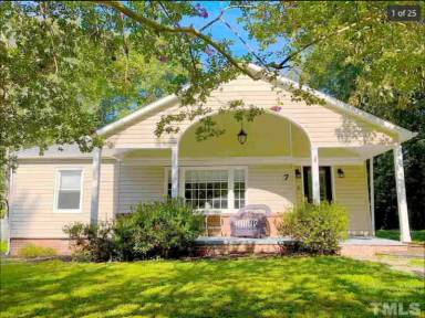 Main picture of 7 Hawthorne Dr