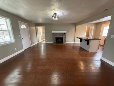 Main picture of 2222 N Hillcrest Ave