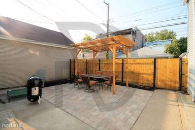 Main picture of 1520 W Melrose St