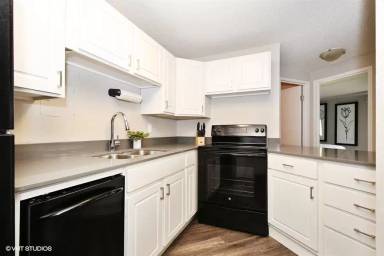 Main picture of 215 Oak Grove