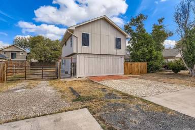 Main picture of 3316 Blumie St