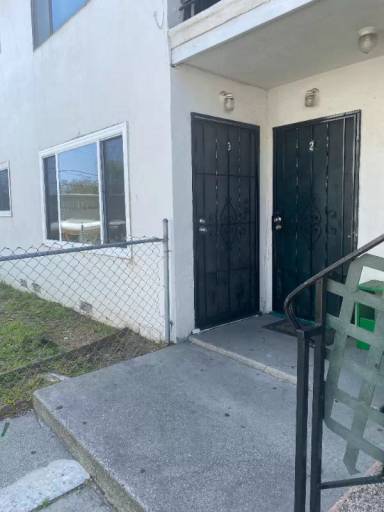Main picture of 390 W 1st St