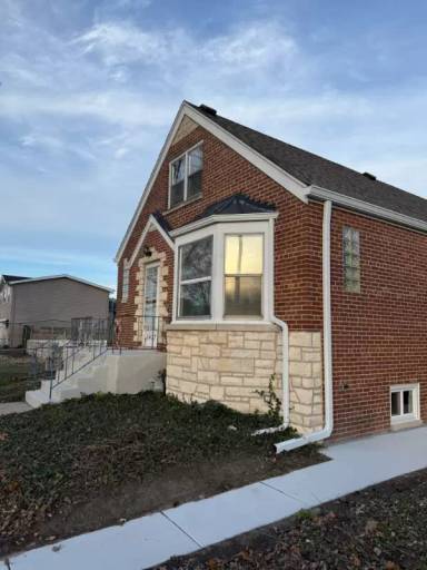 Main picture of 2427 Erie St