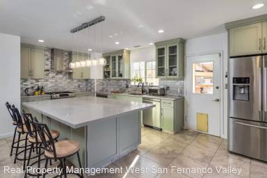 Main picture of 9439 Hayvenhurst Ave