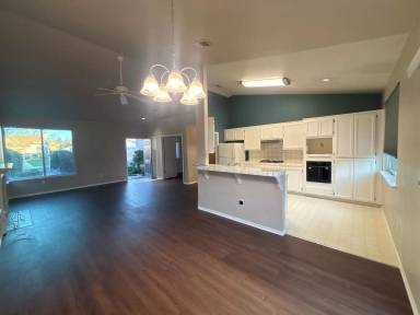 Main picture of 330 Lakespring Pl