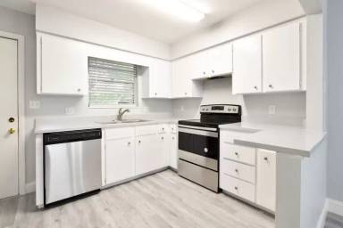 Main picture of 3650 SW 20th Ave