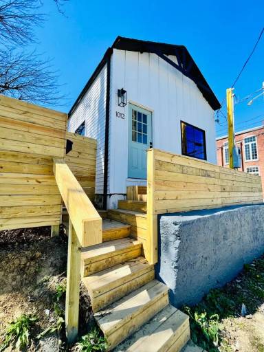 Main picture of 1012 Swan St