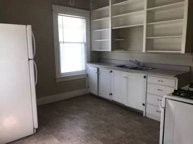 Main picture of 332 W 8th - 3