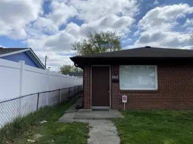 Main picture of 2001 N Rochester Ave