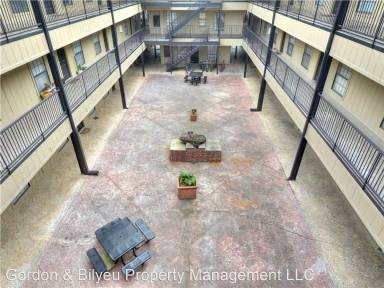 Main picture of 2401 Leon St