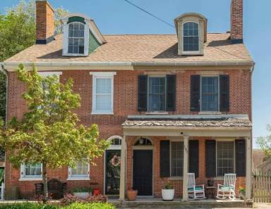 Main picture of 137 Clinton St